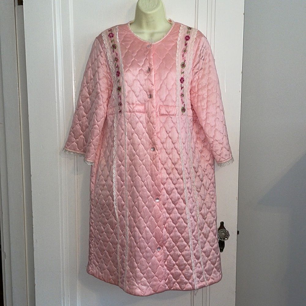Vtg 60s/70s pink quilted‎ robe with embroidered floral & lace details